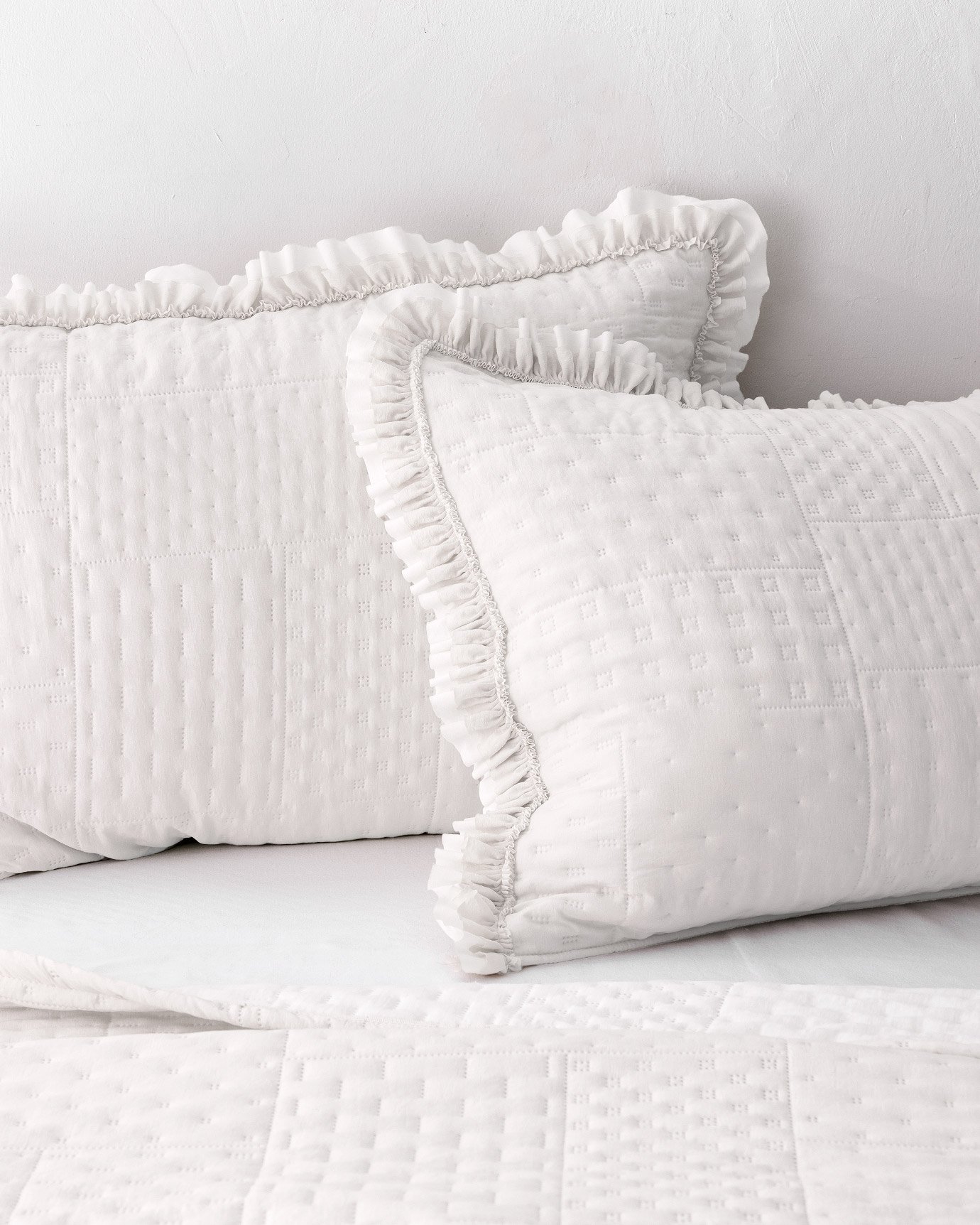 ست رو انداز سفید لبه دار