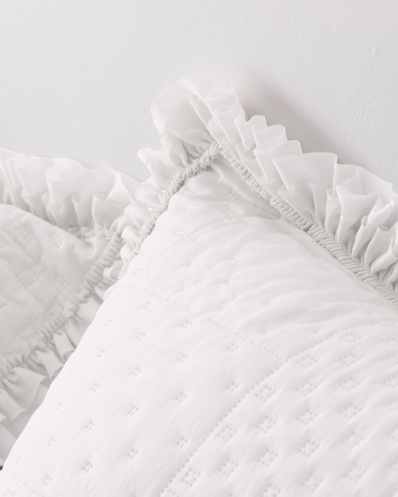 ست رو انداز سفید لبه دار